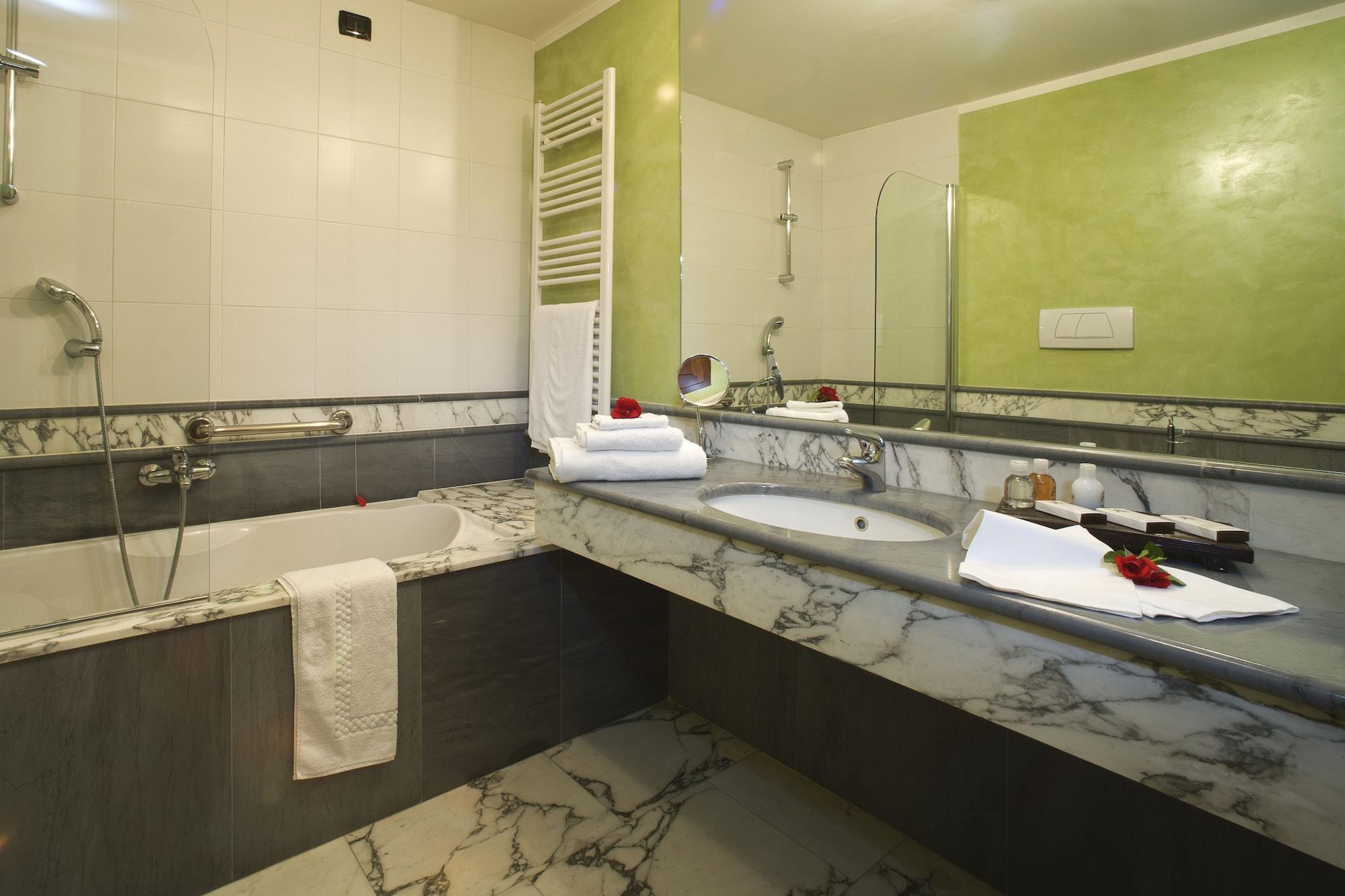 Albergo Dell'Agenzia Бра Екстериор снимка