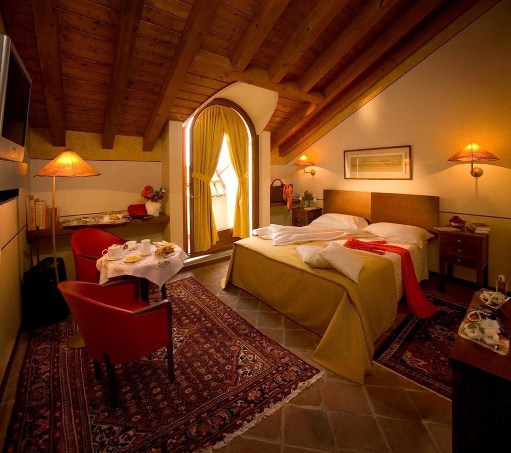 Albergo Dell'Agenzia Бра Стая снимка