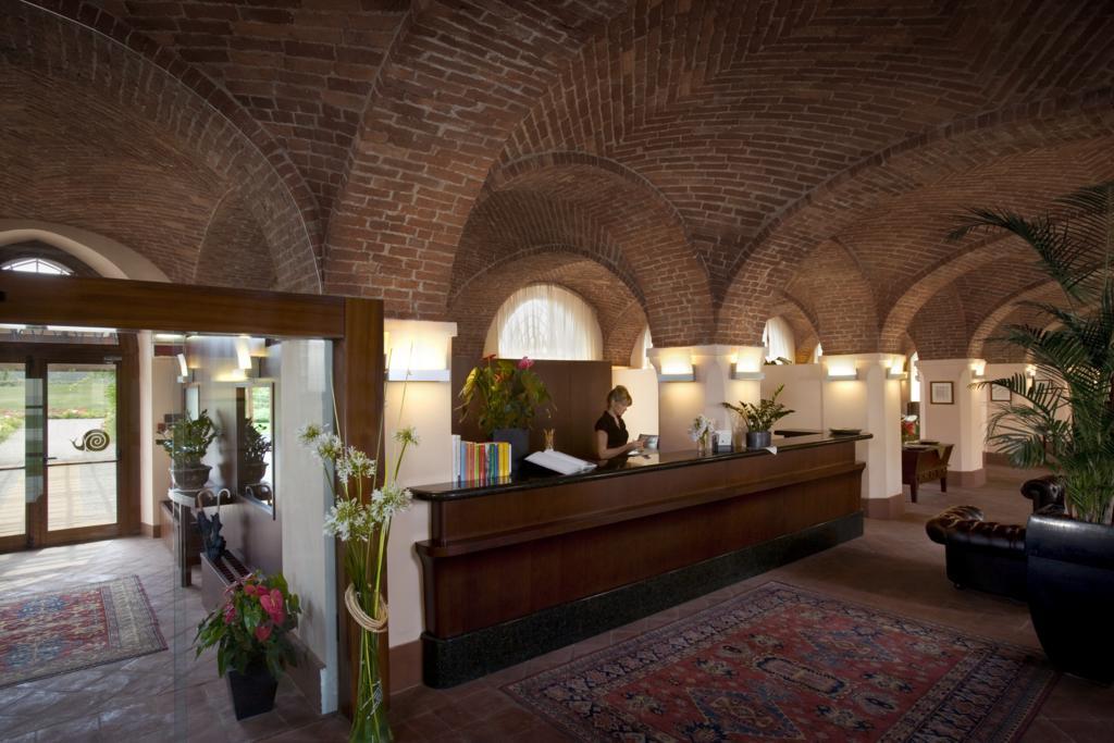 Albergo Dell'Agenzia Бра Екстериор снимка