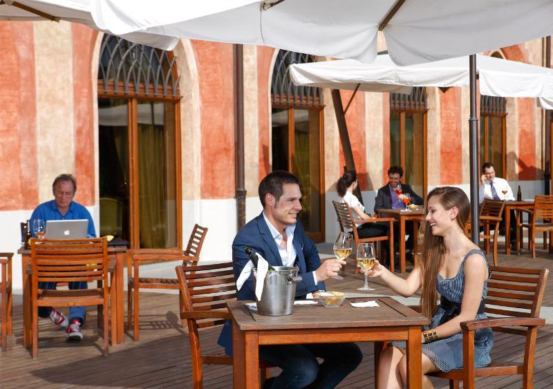 Albergo Dell'Agenzia Бра Екстериор снимка
